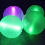 Pelota de playa neon luminisa que brilla en la oscuridad